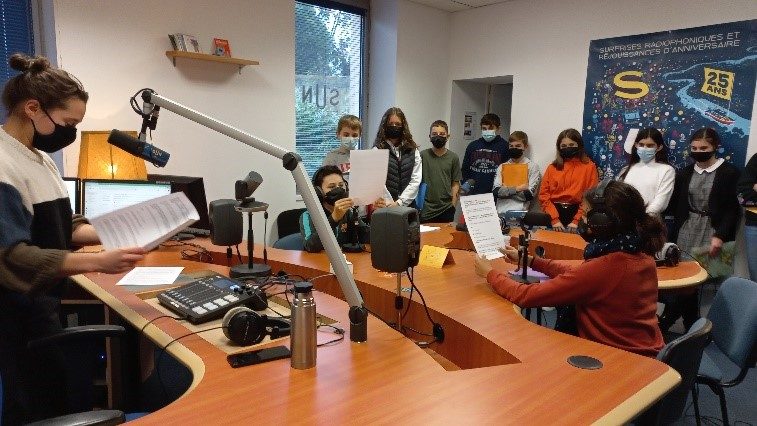 Visite d’un studio radio : des collégiens font de la radio